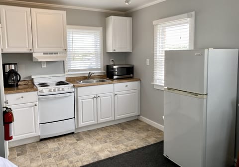 Classic Room | Private kitchen | Mini-fridge, microwave, coffee/tea maker