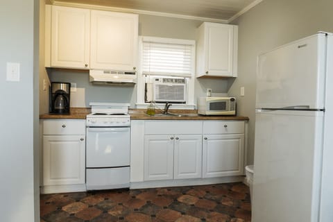 Classic Room | Private kitchen | Mini-fridge, microwave, coffee/tea maker