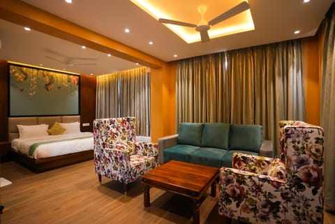 Executive Studio Suite | Living area | 32-inch LCD TV with satellite channels, TV