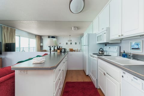 27 Oceanfront 3rd Floor | Private kitchen | Coffee/tea maker, toaster, freezer, paper towels