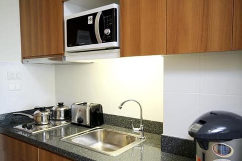 Studio Suite | Private kitchen | Fridge, cookware/dishes/utensils