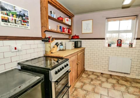 Cottage | Private kitchen | Fridge, microwave, oven, stovetop