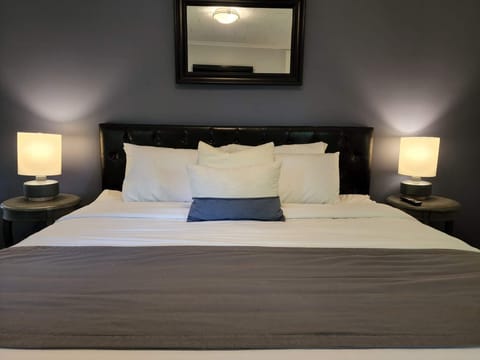 King & Queen Suite | Desk, blackout drapes, soundproofing, free WiFi