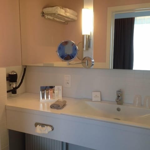 Junior Suite | Bathroom | Free toiletries, hair dryer, towels