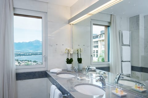 Panorama Corner Suite, Lake View | Bathroom | Deep soaking tub, designer toiletries, hair dryer, bathrobes