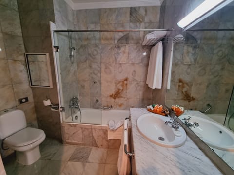 Economy Single Room | Bathroom | Bathtub, free toiletries, hair dryer, bathrobes