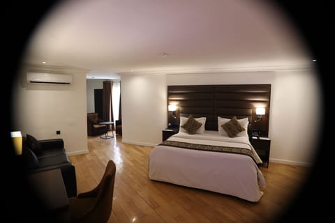 Deluxe Room, 1 Queen Bed, Non Smoking | Egyptian cotton sheets, premium bedding, pillowtop beds, minibar