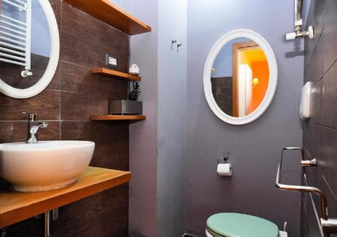 Luxury Double Room, 1 Queen Bed | Bathroom | Shower, free toiletries, hair dryer, bathrobes