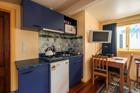 Studio, Courtyard Area | Private kitchenette | Coffee/tea maker, electric kettle