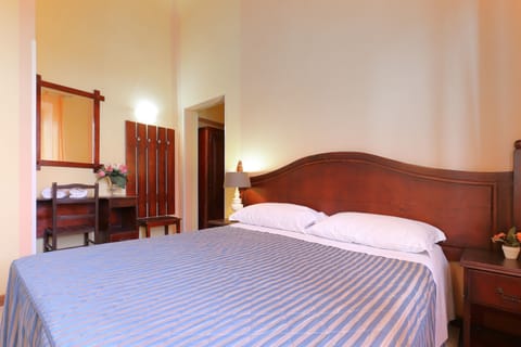 Standard Studio | Desk, free WiFi