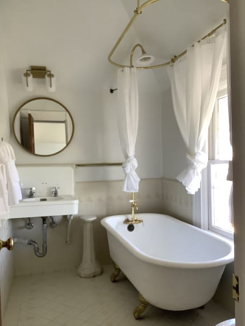 Shower, soap, shampoo, toilet paper