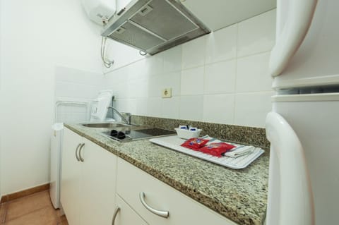 Studio | Private kitchen | Fridge, microwave, stovetop, coffee/tea maker