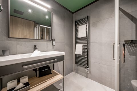 Standard Triple Room | Bathroom | Shower, free toiletries, hair dryer, towels