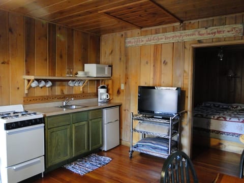 Cabin #2 | Private kitchen | Microwave, toaster, cookware/dishes/utensils, dining tables