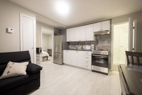 Suite Avec Chambre Fermée + Divan-Lit | Private kitchen | Full-size fridge, microwave, oven, coffee/tea maker