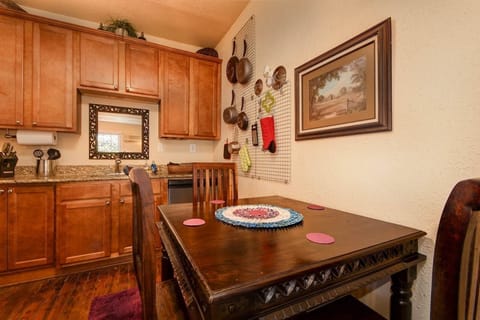 Single-Deluxe | Private kitchen | Microwave, coffee/tea maker, toaster, cookware/dishes/utensils