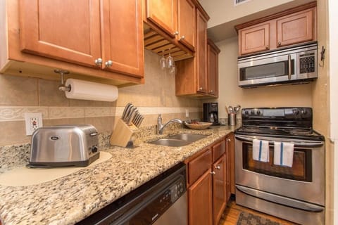 1 BD/1BA Suite Deluxe | Private kitchen | Microwave, coffee/tea maker, toaster, cookware/dishes/utensils