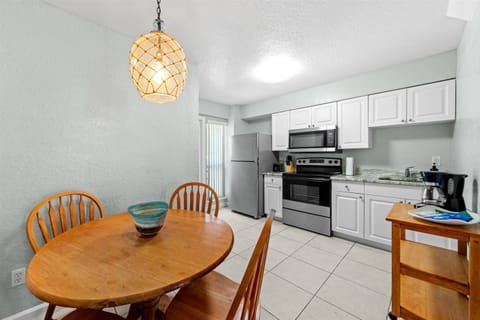 Studio Suite | Private kitchen | Full-size fridge, microwave, oven, stovetop