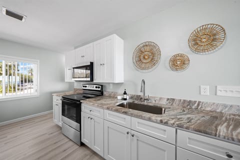 Townhome | Private kitchen | Full-size fridge, microwave, oven, stovetop