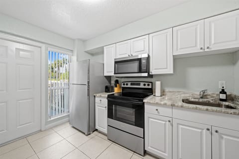 Studio Suite | Private kitchen | Full-size fridge, microwave, oven, stovetop