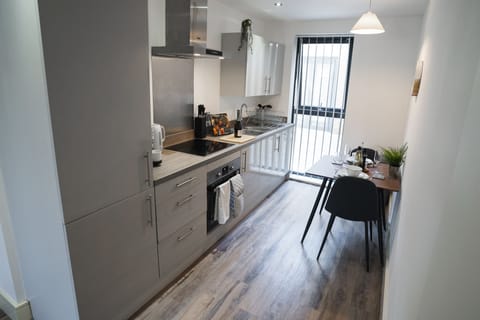 Deluxe Apartment, Accessible, Ensuite | Shared kitchen