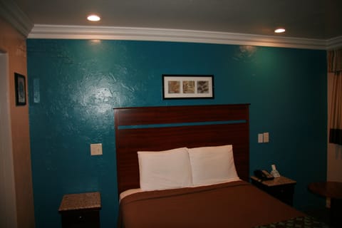 Deluxe Room, 1 Queen Bed | Free WiFi, bed sheets