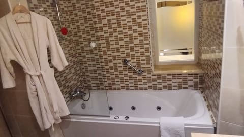 Bathtub, free toiletries, hair dryer, towels