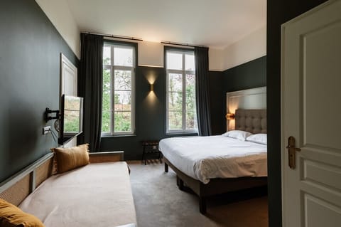 Desk, laptop workspace, free WiFi, bed sheets