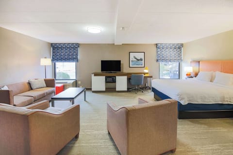 Junior Suite, 1 King Bed | Premium bedding, pillowtop beds, laptop workspace, blackout drapes