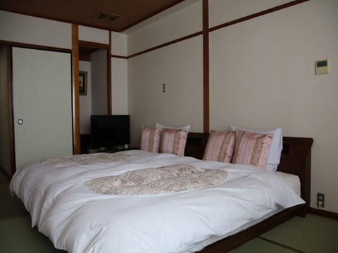 Deluxe Twin Room, Non Smoking | Down comforters, blackout drapes, free WiFi, bed sheets