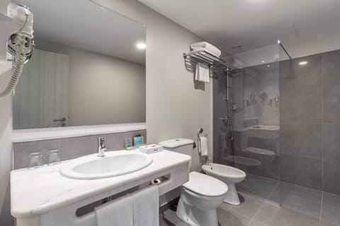 Superior Twin Room, Balcony | Bathroom | Shower, hair dryer, bidet, towels