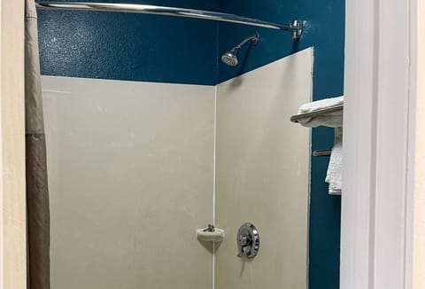 Combined shower/tub, towels