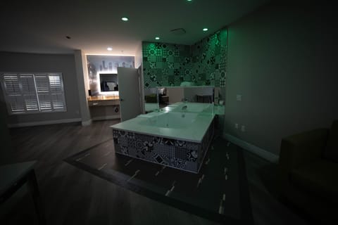 Honeymoon Single Room | Desk, iron/ironing board, free WiFi