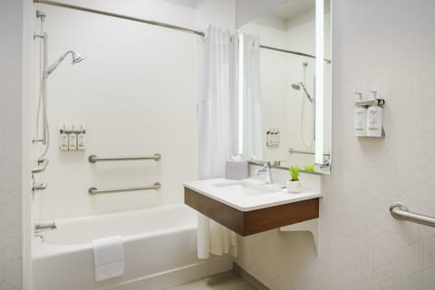 Standard Room, 2 Queen Beds, Accessible (Mobil Tub) | Bathroom | Free toiletries, hair dryer, towels