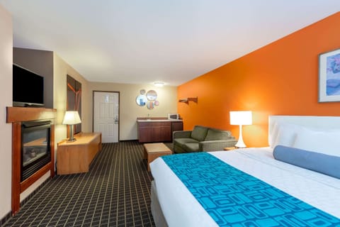 Deluxe Room, 1 King Bed, Non Smoking, Fireplace | Premium bedding, in-room safe, desk, iron/ironing board