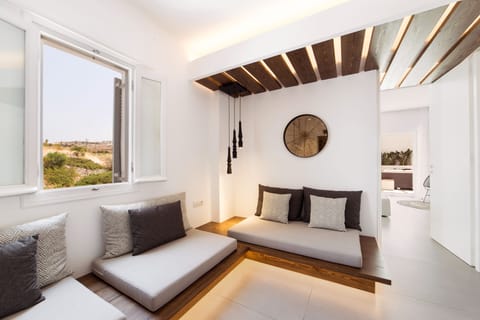 Executive Suite Outdoor Hot Tub Sea View | Premium bedding, minibar, in-room safe, individually decorated