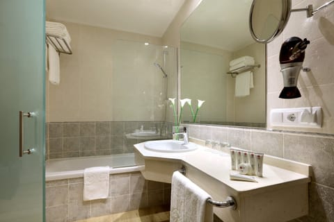 Combined shower/tub, eco-friendly toiletries, hair dryer, bidet