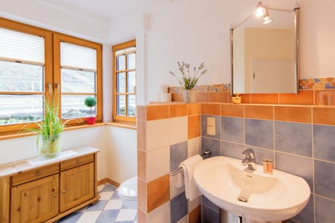 Superior Double Room | Bathroom | Shower, free toiletries, hair dryer, towels