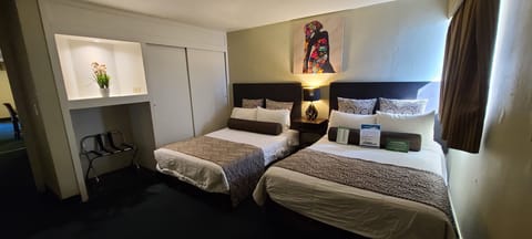 Deluxe Suite | Soundproofing, iron/ironing board, free WiFi, bed sheets