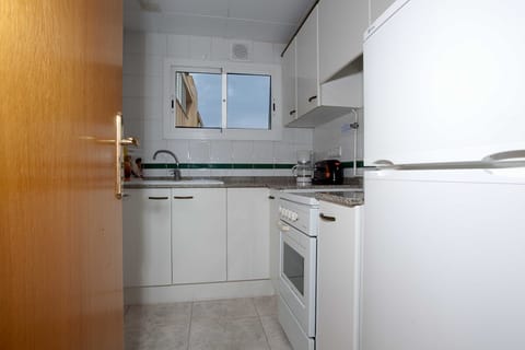 Family Apartment | Private kitchen | Microwave, cookware/dishes/utensils