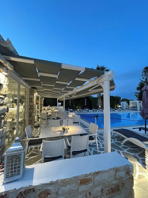 Swim-up bar