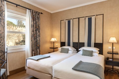 Petite Castelo Room | In-room safe, desk, blackout drapes, free WiFi