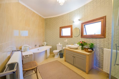 Deluxe Double or Twin Room, 1 Double or 2 Twin Beds, Non Smoking, Garden View | Bathroom | Separate tub and shower, deep soaking tub, free toiletries, hair dryer