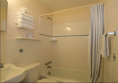 Two room Suite with Three full beds and Kitchenette  | Bathroom | Combined shower/tub, towels