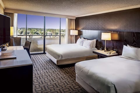 Executive Room, Non Smoking, Club Lounge Access | Hypo-allergenic bedding, down comforters, pillowtop beds, in-room safe