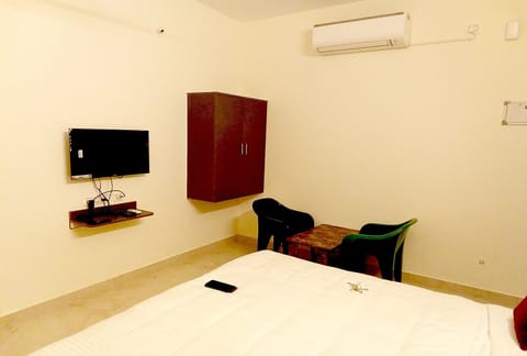 Deluxe Double Room | Living area | 20-inch Smart TV with cable channels, TV