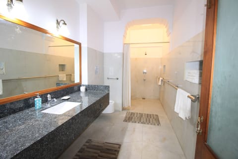 Executive Suite | Bathroom | Deep soaking tub, free toiletries, hair dryer, towels
