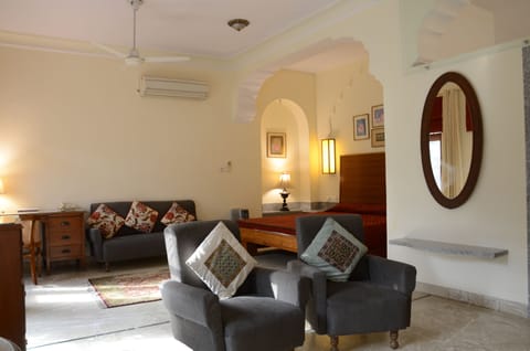 Executive Suite | Living area | 32-inch LED TV with cable channels, TV