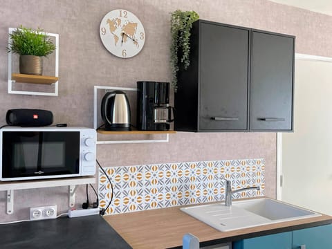 Comfort Double Room | Private kitchen | Mini-fridge, electric kettle