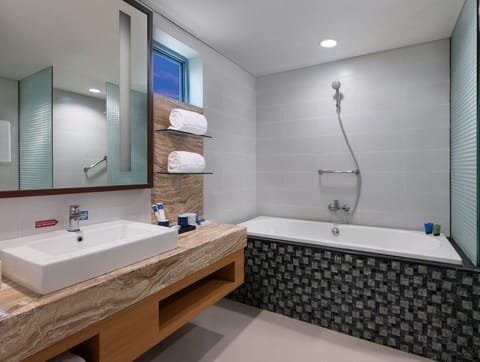 Suite | Bathroom | Shower, free toiletries, hair dryer, slippers